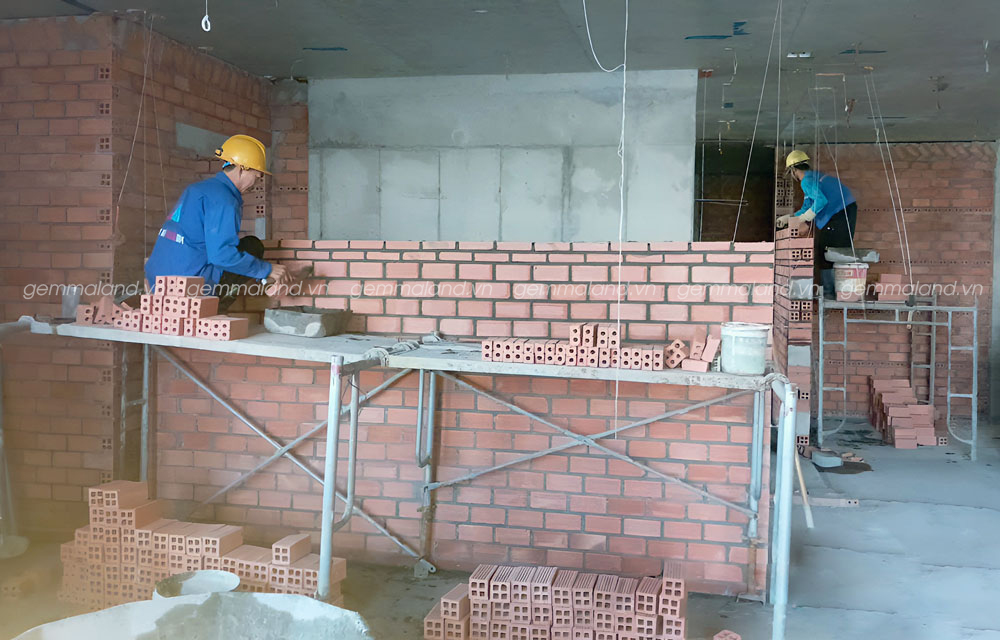 Tháp Clever - Thi công xây tường tầng 8