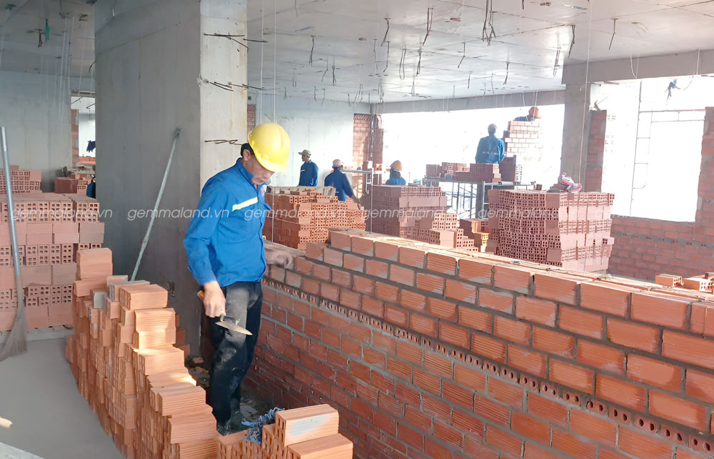 Tháp Dynamic - Thi công xây tường tầng 8