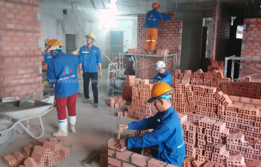 Tháp Dynamic - Thi công xây tường tầng 8