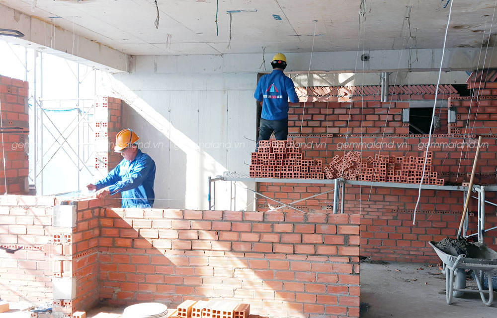 Tháp Lucky - Thi công xây tường tầng 8