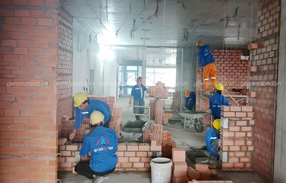 Tháp Lucky - Thi công xây tường tầng 8